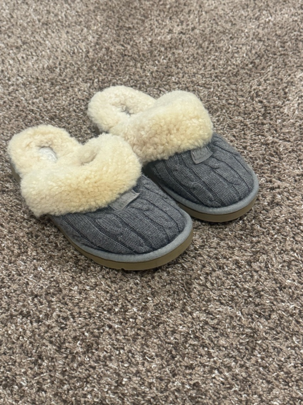 AUTHENTIC UGG SHEARLING FUR KOZY KNIT SLIPPERS IN GREY
SIZE 8